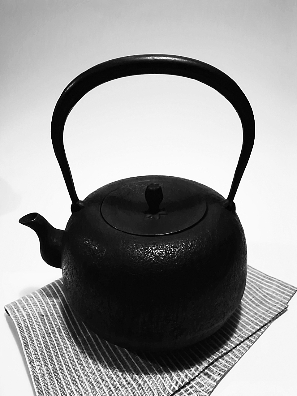 一直以來「黑色」對編輯而言有種莫名的吸引力，深邃黑