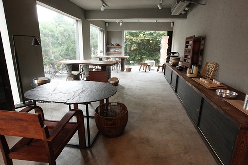 擅長在極簡設計中，勾勒出藝術性的服裝表情的設計師 J