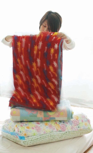 抱枕套要收得乾淨俐落，道具不用多，只需要幾個好看的