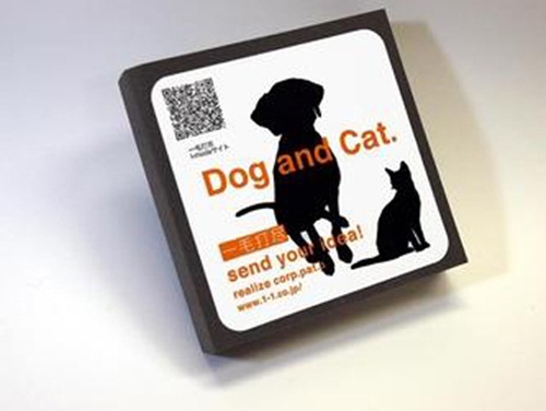 初次看到這塊黑色方形的厚片，小編還以為這該不會是什