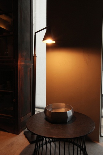 擅長在極簡設計中，勾勒出藝術性的服裝表情的設計師 J