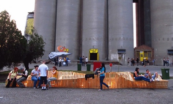 由東歐設計師群“ModelArt Studio” 發起的十公尺長椅