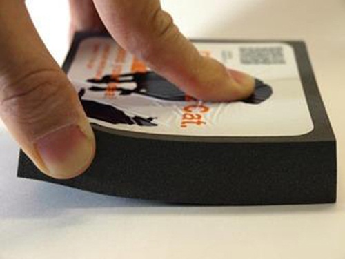 初次看到這塊黑色方形的厚片，小編還以為這該不會是什