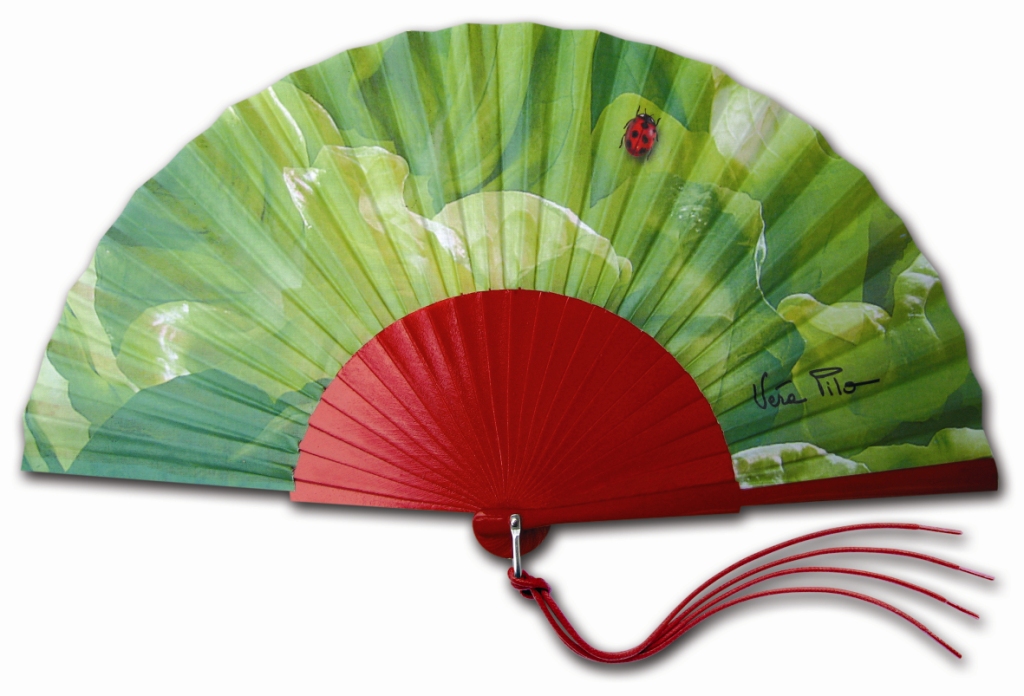 炎炎夏日到來，這時候若有把摺扇在身邊，隨手招風相當