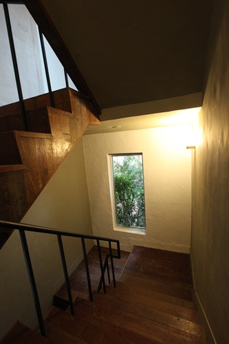 擅長在極簡設計中，勾勒出藝術性的服裝表情的設計師 J