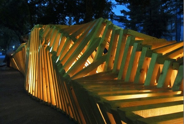 由東歐設計師群“ModelArt Studio” 發起的十公尺長椅