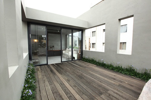 擅長在極簡設計中，勾勒出藝術性的服裝表情的設計師 J