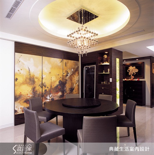 從玄關進入的是公共開放區域，包含客廳及餐廳，此區的