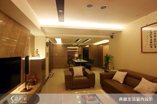 從玄關進入的是公共開放區域，包含客廳及餐廳，此區的