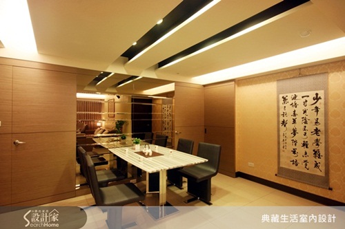 從玄關進入的是公共開放區域，包含客廳及餐廳，此區的