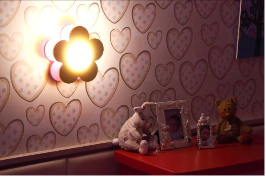 身為室內設計師與父親雙重身分的陳嘉鴻，對燈具的選擇