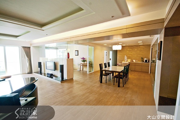 整個公共區域從玄關右側起,客廳、餐廳與鋼琴演奏區,