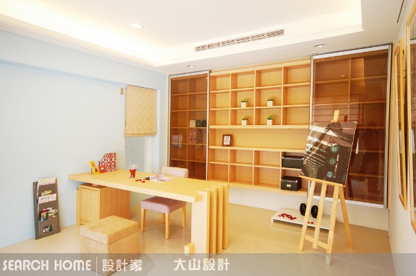 整個公共區域從玄關右側起,客廳、餐廳與鋼琴演奏區,