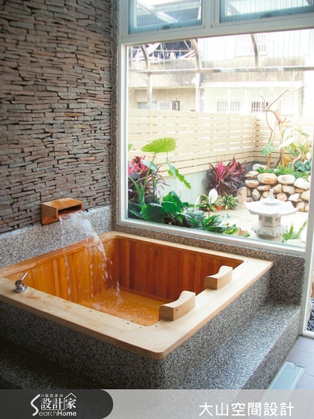 整個公共區域從玄關右側起,客廳、餐廳與鋼琴演奏區,