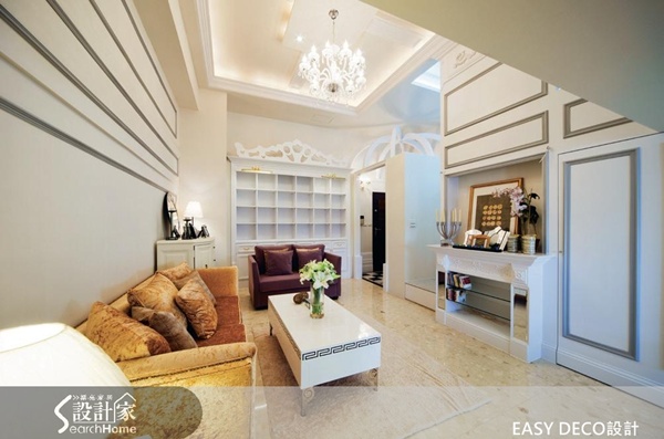 兩戶合併後產生的長走道如何化解呢?設計者運用中軸線