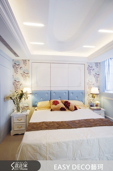 兩戶合併後產生的長走道如何化解呢?設計者運用中軸線