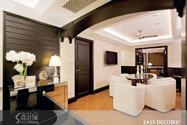 兩戶合併後產生的長走道如何化解呢?設計者運用中軸線