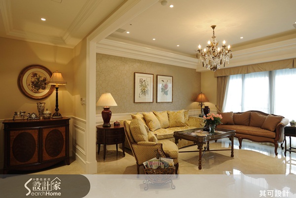 木作線板門框結合線板壁爐,在光影營造下格外立體,牆