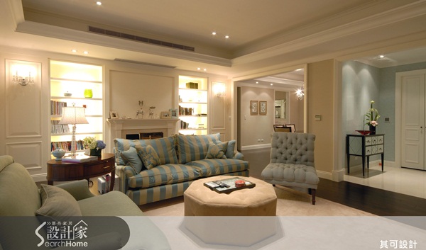 木作線板門框結合線板壁爐,在光影營造下格外立體,牆