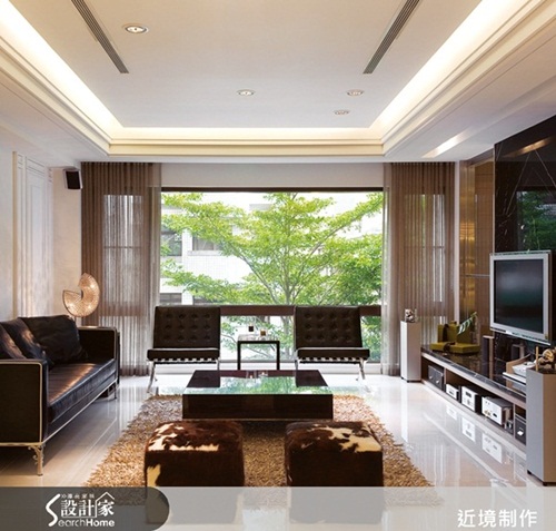 電視牆以黑色大理石與不鏽鋼框架構成，藉由石材與不鏽