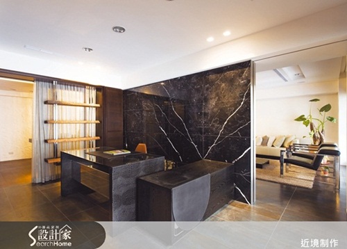 電視牆以黑色大理石與不鏽鋼框架構成，藉由石材與不鏽