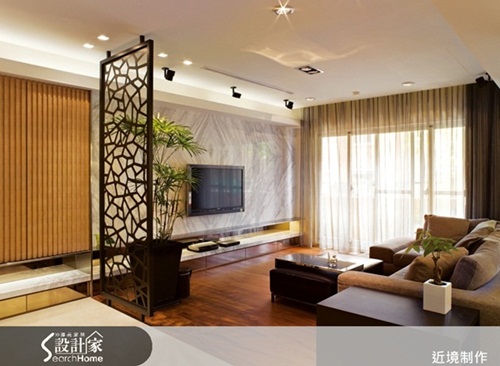 電視牆以黑色大理石與不鏽鋼框架構成，藉由石材與不鏽