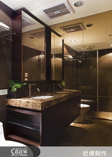 電視牆以黑色大理石與不鏽鋼框架構成，藉由石材與不鏽