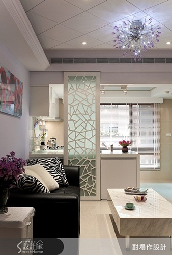 玄關的天花板以菱型線條切割出時尚感,看著看著,感覺