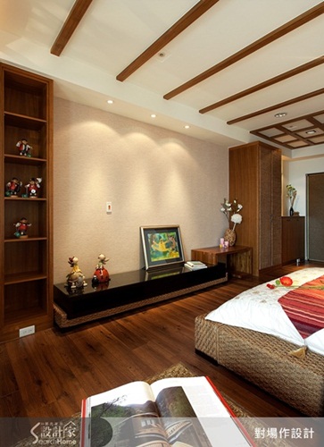 玄關的天花板以菱型線條切割出時尚感,看著看著,感覺