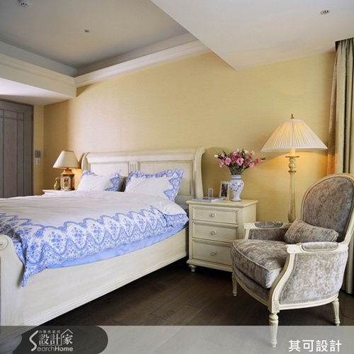 以屋主鍾愛的鄉村風為主軸,選搭特殊仿古家具,而牆面