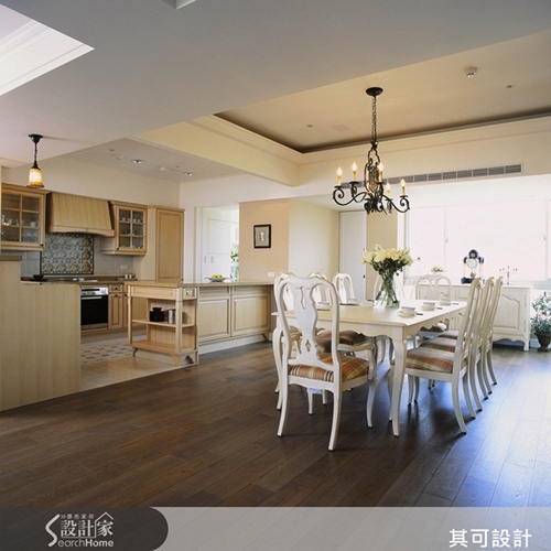 以屋主鍾愛的鄉村風為主軸,選搭特殊仿古家具,而牆面