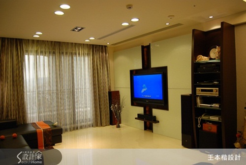 在崁入式電視主牆上，以烤漆玻璃材質增添藝術氣息，輔