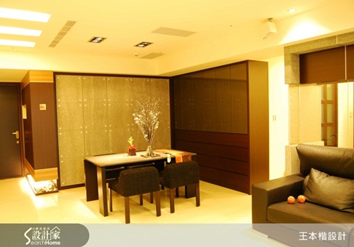 在崁入式電視主牆上，以烤漆玻璃材質增添藝術氣息，輔