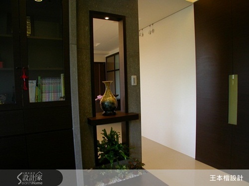 在崁入式電視主牆上，以烤漆玻璃材質增添藝術氣息，輔