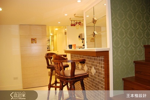 在崁入式電視主牆上，以烤漆玻璃材質增添藝術氣息，輔