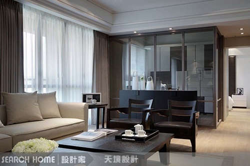 運用隔間框架色系延伸空間感，例如以透明玻璃隔間牆，