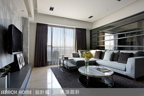 運用隔間框架色系延伸空間感，例如以透明玻璃隔間牆，