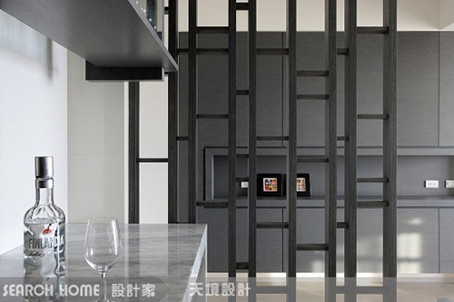 運用隔間框架色系延伸空間感，例如以透明玻璃隔間牆，