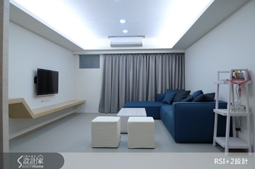 電視牆的設計沒有多餘的裝飾，僅以折線設計了下方的檯