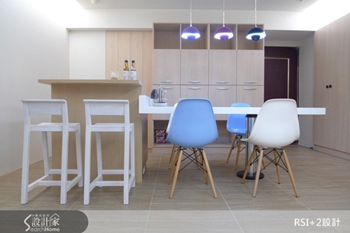 電視牆的設計沒有多餘的裝飾，僅以折線設計了下方的檯