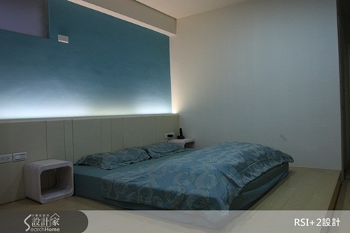 電視牆的設計沒有多餘的裝飾，僅以折線設計了下方的檯