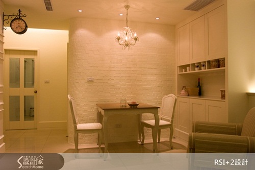 電視牆的設計沒有多餘的裝飾,僅以折線設計了下方的檯