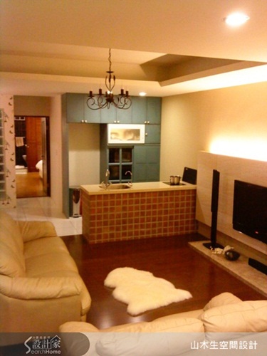 由於空間本身為長方形格局，因此在空間中段的自然光線