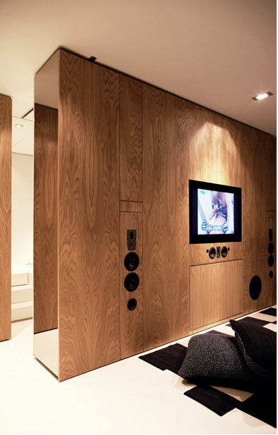 「The Closet House」如果直譯，就是「衣櫃屋」，事實