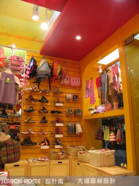 本案為商業空間，因為作為童裝店，故在配色上設計師主