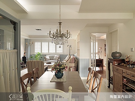 由於家具方面都挑選溫暖的木質款式，在色彩的視覺效果