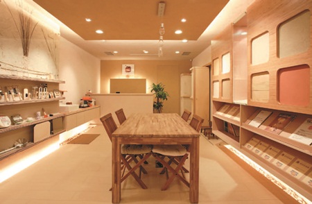 最近常聽的珪藻土塗料請問是油漆嗎？若不是，與油漆有什麼不一樣？可以用在家裡的哪些地方或者哪些材質表面上呢？