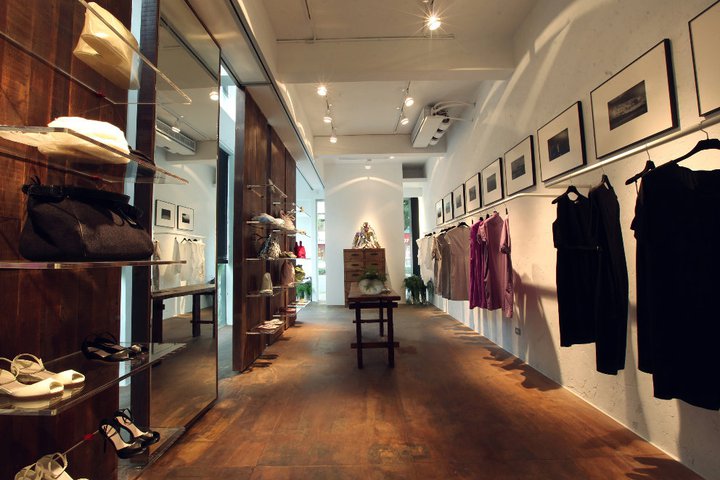 獨棟共計四層樓的建築，包含了時裝、家飾、美食、收藏