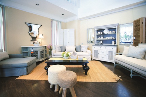 鄉村風的特色不外乎木頭材質的裝潢，或是木質家具，但