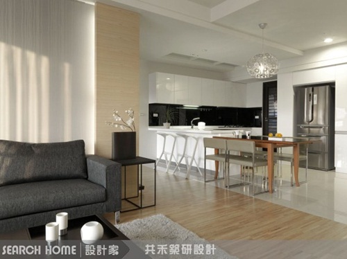 客廳與餐廳之間，藉由不同材質的地坪做為區隔手法，既